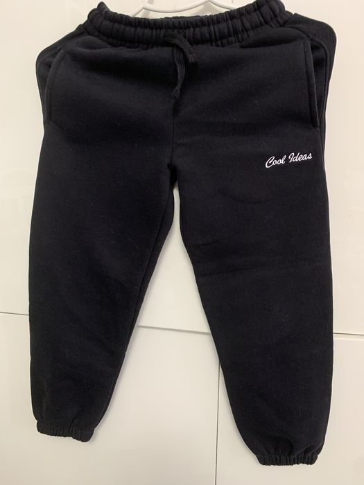 черные спортивные брюки с надписью "Cool Ideas" на левом бедре. Zara