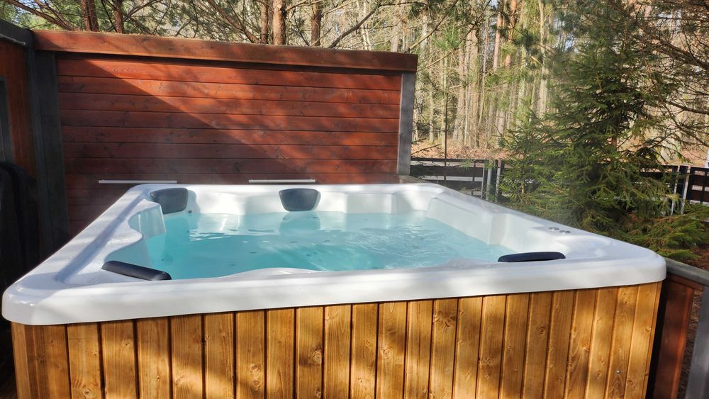 Nowe całoroczne jacuzzi ogrodowe SPA w ogrodzie jakuzzi hydromasaż