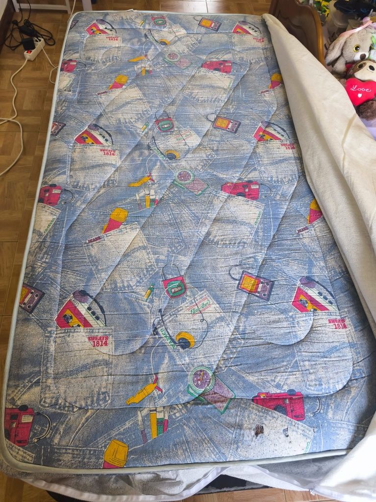 Cama de solteiro com colchão