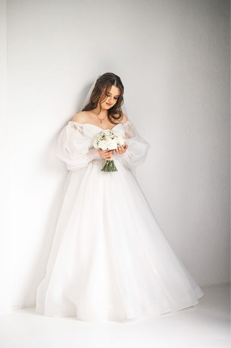 Весільна сукня.