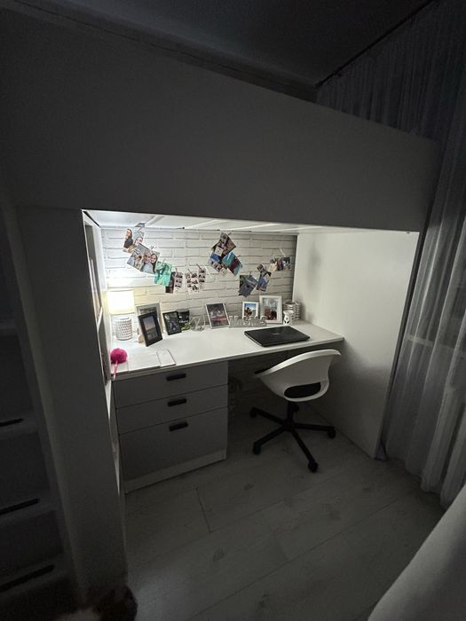 SMÅSTAD Łóżko na antresoli, biało-szare z biurkiem, szafą i 4 półkami