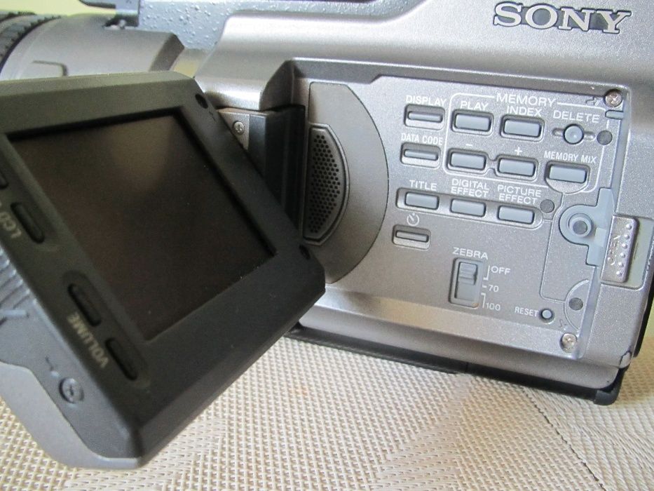 Профессиональная видеокамера Sony DCR-VX2100E