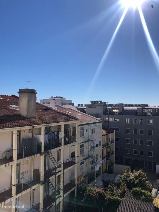 Quarto - localizado em São Sebastião Lisbon