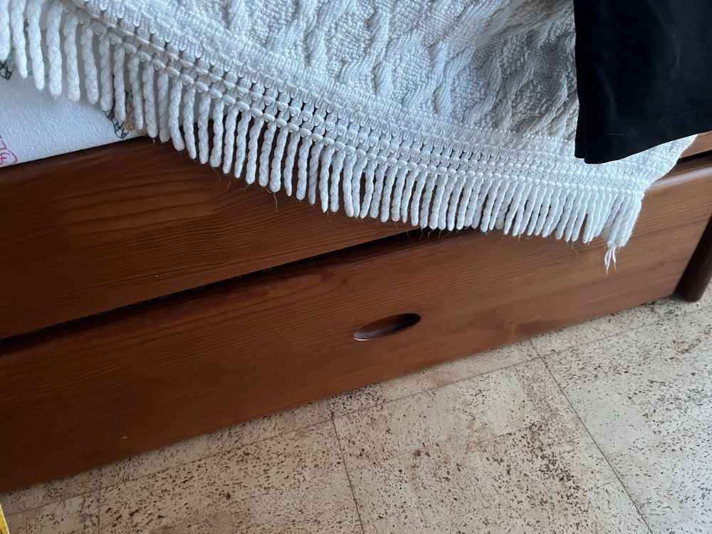 Cama em madeira com gavetão e segundo colchão