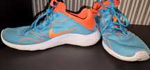 Dwie pary butów sportowych Nike i inne