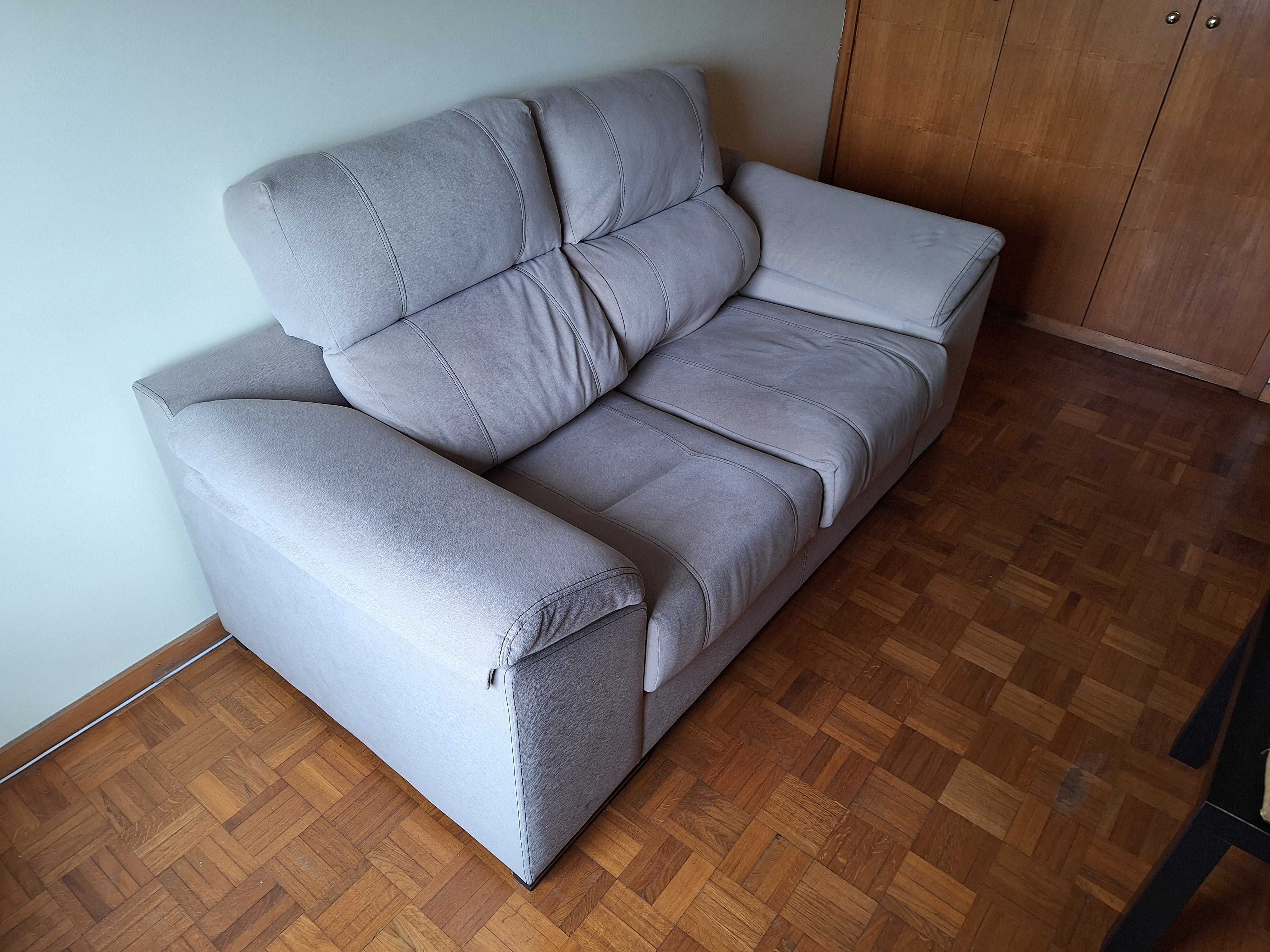 Sofá 2 lugares estilo Chaise, Almofadas e mesinha de canto