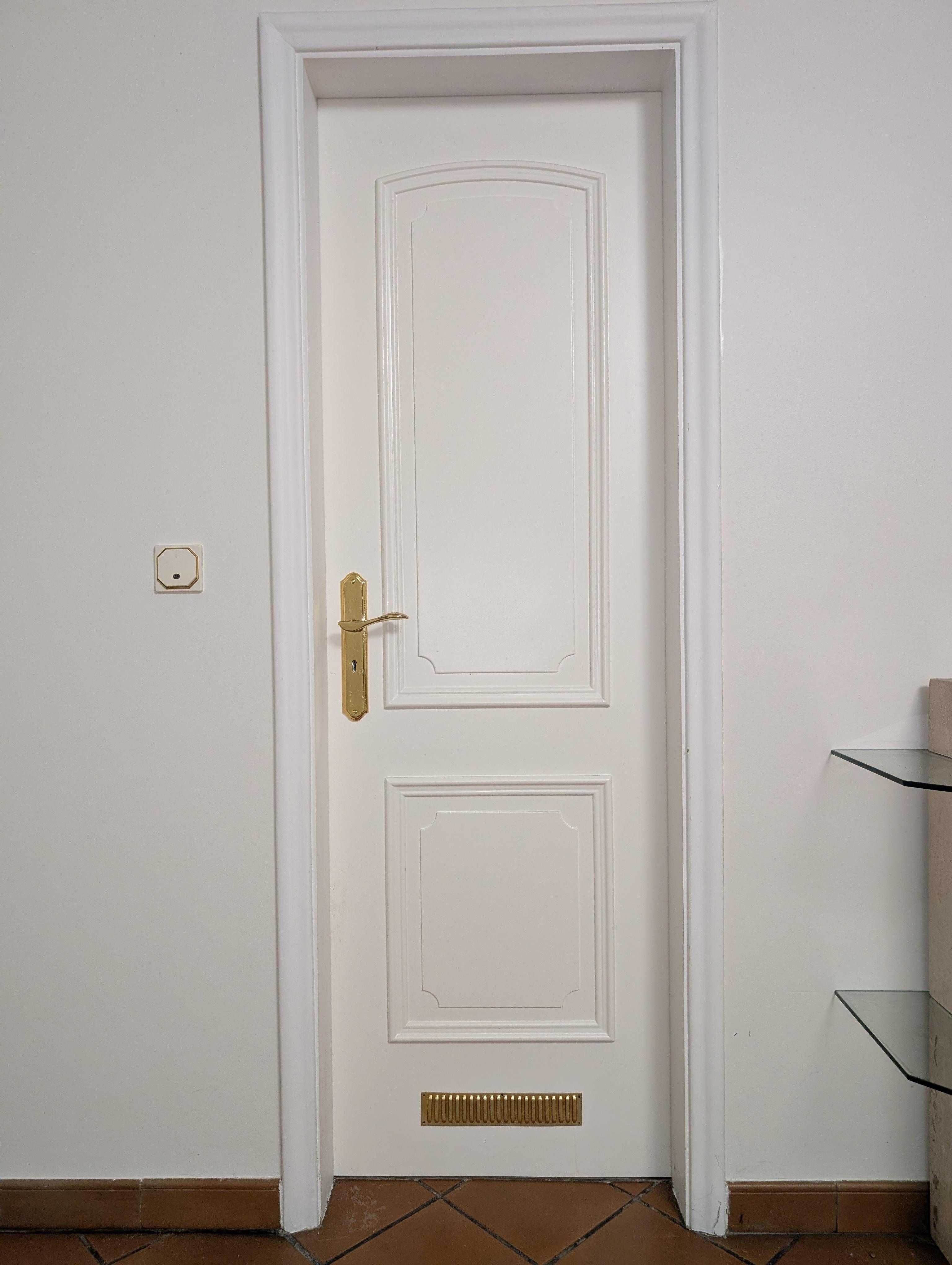 2 elegantes portas brancas com grade de metal abaixo