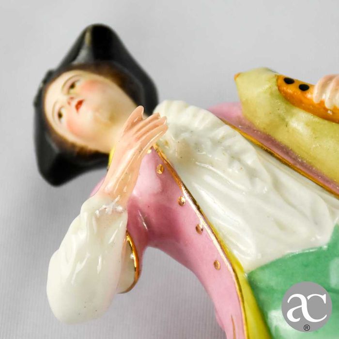 Escultura / Figura “Minuete Homem” Vista Alegre, pintado à mão