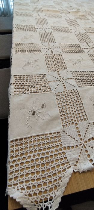 Toalha de bordados e linho.