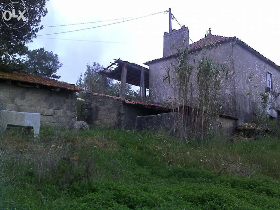 Casa para restaurar com 2800m2 de terreno - 10Km de Pombal.