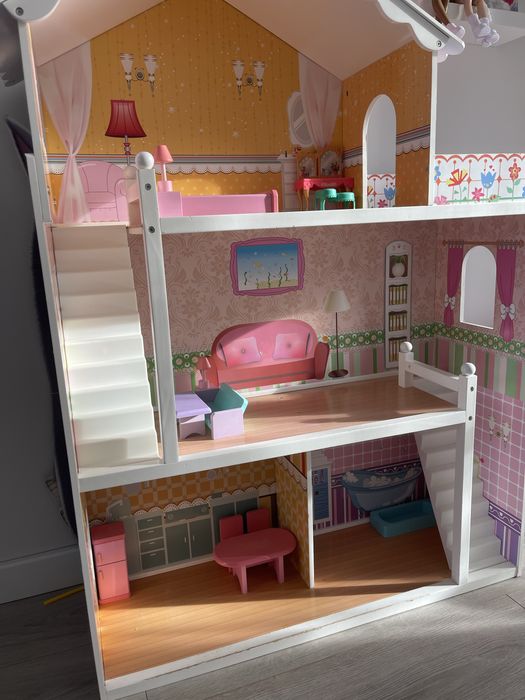 Drewniany domek dla lalek z akcesoriami