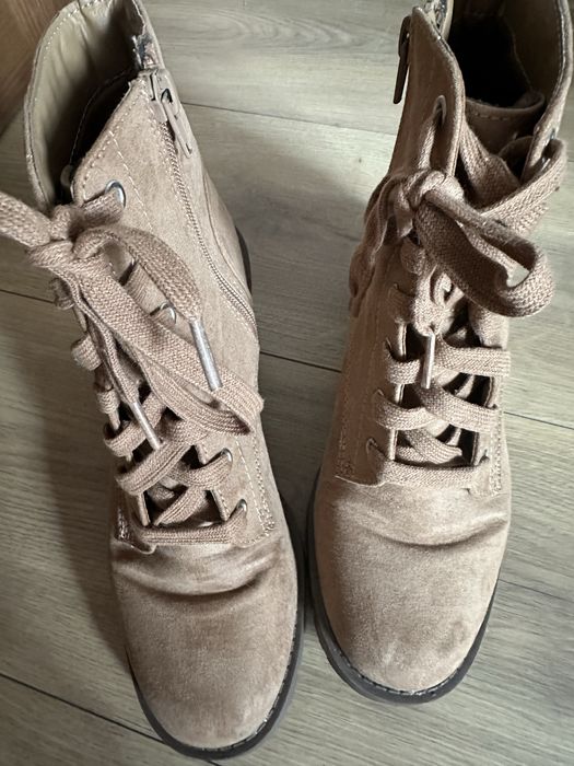 Zamszowe botki karmelowe ciemny beż brązowe koreczek sznurowane