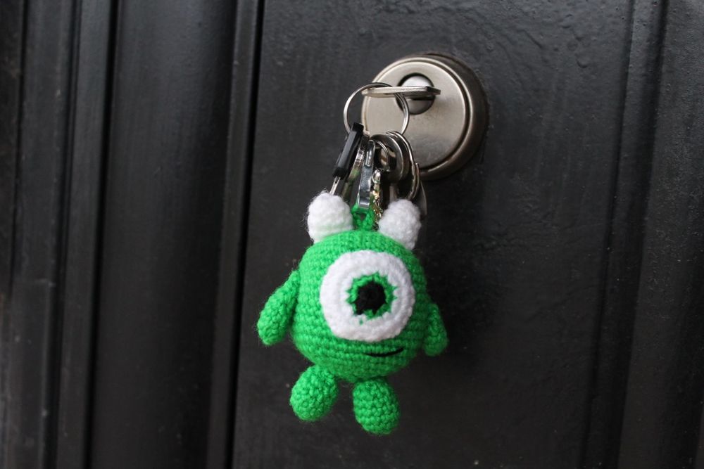 В'язані брелки серця жабка гусь капібаро