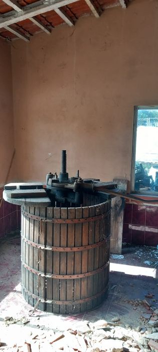 Vende-se Prensa de Vinho