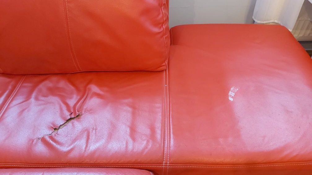 Rogówka czerwona skórzana i fotel.