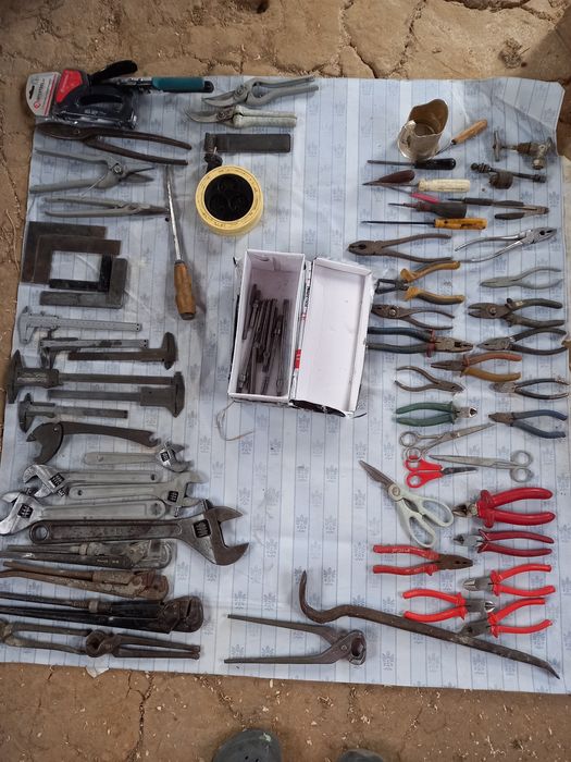 Молоткі, топори, тіскі, кірка, плоскогубці, динамікі, ключі, ножніци