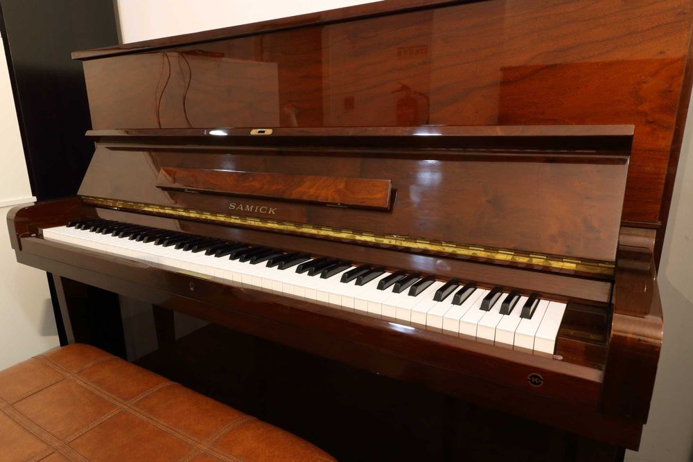 Piano Vertical Samick WG-5 – Regulagem Profissional, Pronto a Tocar