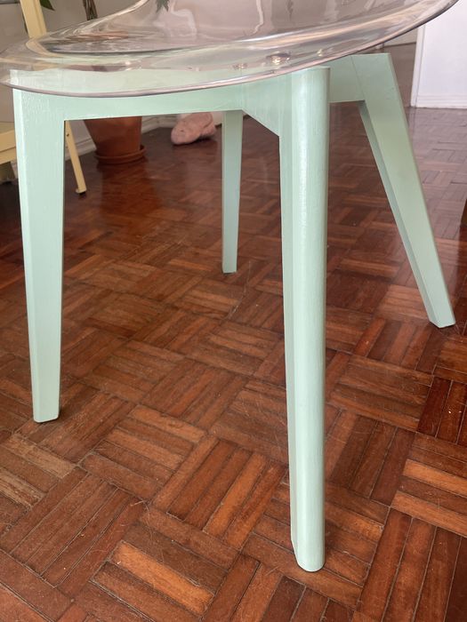 Cadeira acrilico e madeira