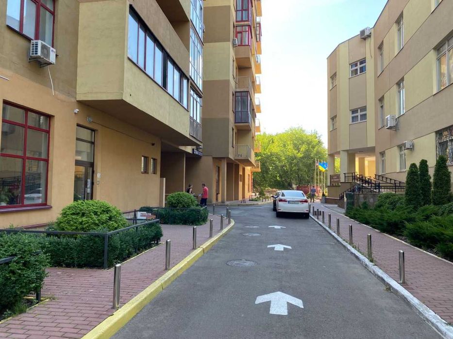 З Орендарем, метро Печерська, Коновальця 36-е