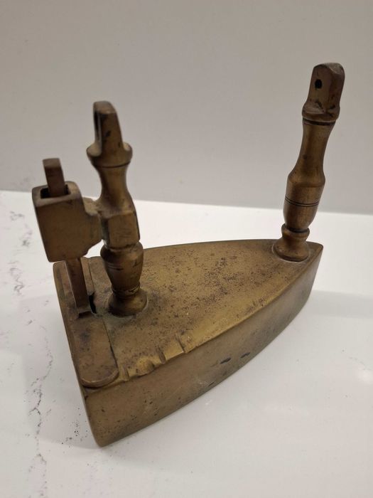 Mosiężne żelazka na duszę