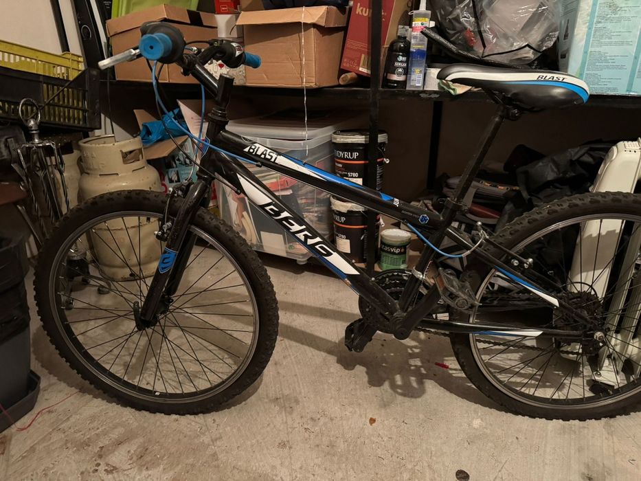 Bicicletas, uma femenina, 2 masculinos e uma de criança