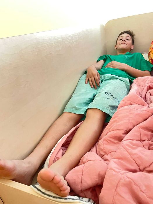 Ліжко-горище з шафою, місцем для столу і висувними ящиками у сходах