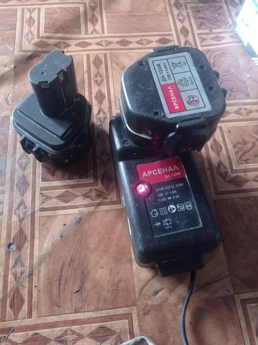 Зарядка шуруповерта с акумуляторами