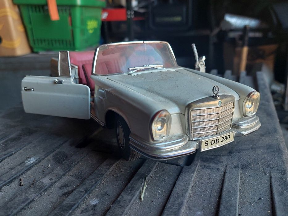 Mercedes 280SE 1966 maisto skala 1:18