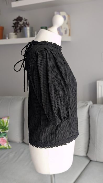 Czarna bluzka z bufiastymi rękawami i haftem H&M XS