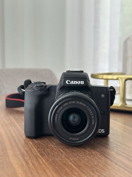 - Canon EOS M50