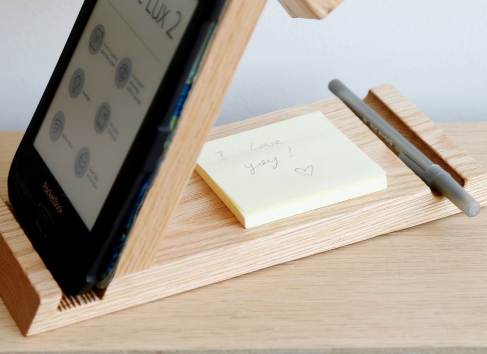 Dębowy stojak na e-book, drewniana podstawka