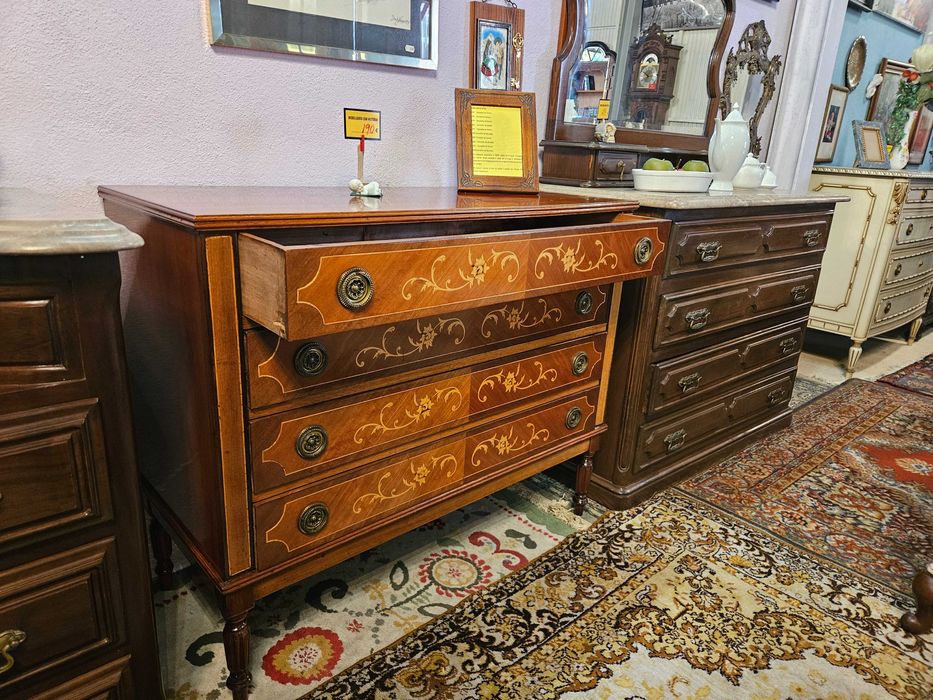 Cómoda antiga estilo D. Maria - Bom estado geral