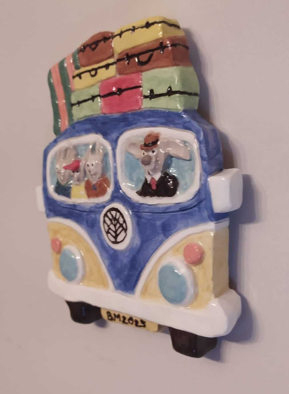 Escultura de cerâmica feita à mão: família de coelhos viajando na van