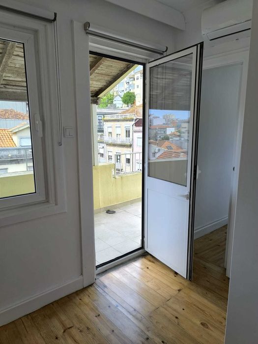 Alugo quarto + terraço no centro do Porto (TRINDADE)