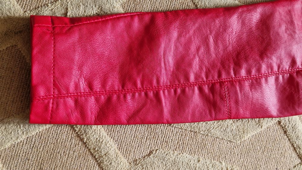 Nowa czerwona ramoneska na zamek