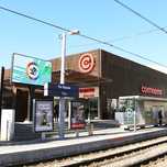 Quarto compartilhado frente Estacão de metro via rapida viso