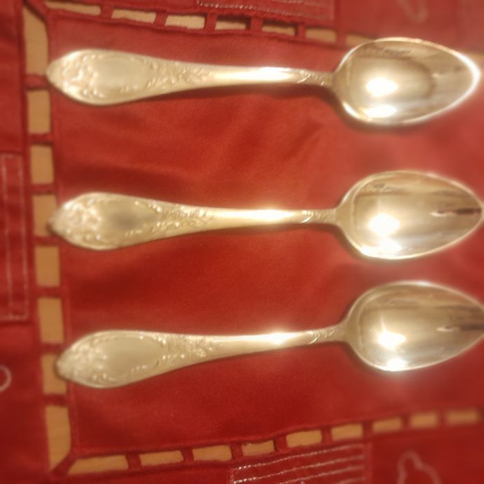 Sprzedam 12 szt łyżek stołowych w starym stylu