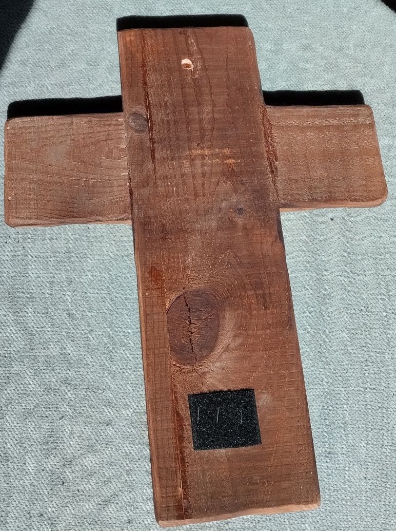 Drewniany krzyż z wizerunkiem Chrystusa