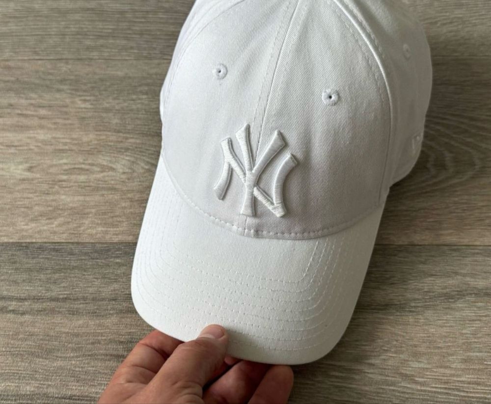 Чоловіча біла кепка New Era