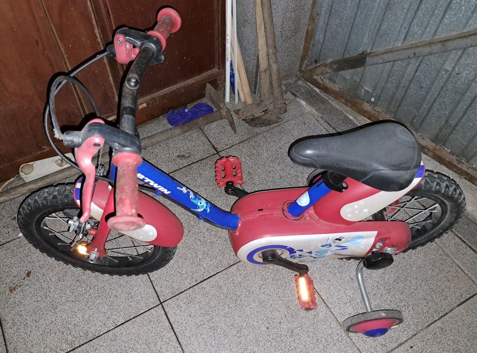 Carrinhos e bicicleta criança