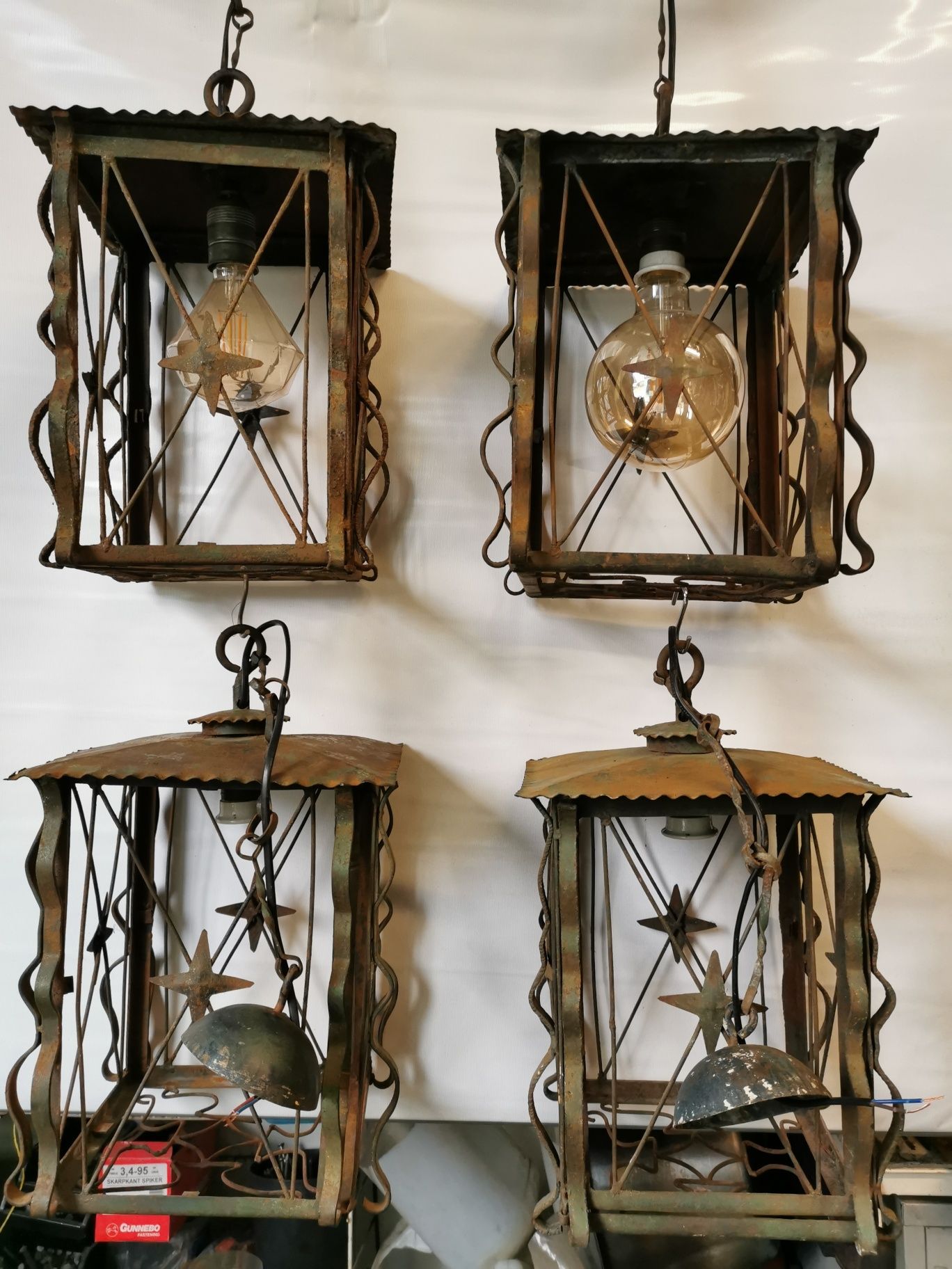 Stare lampy metalowe zdobione