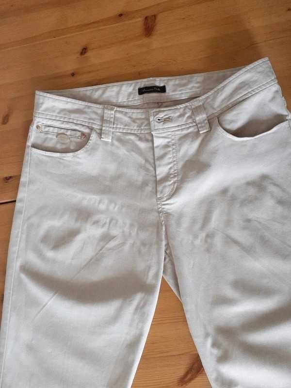 Beżowe spodnie dżinsowe o prostym kroju. Massimo Dutti