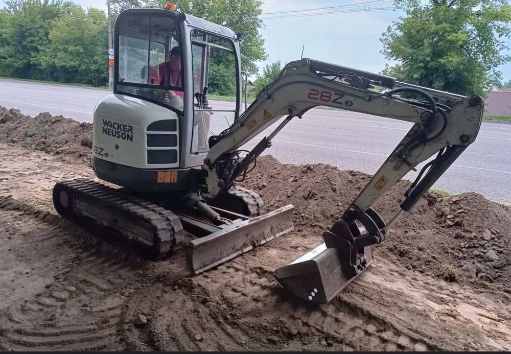 Оренда послуги міні екскаватора JCB. Аренда услуги мини экскаватора