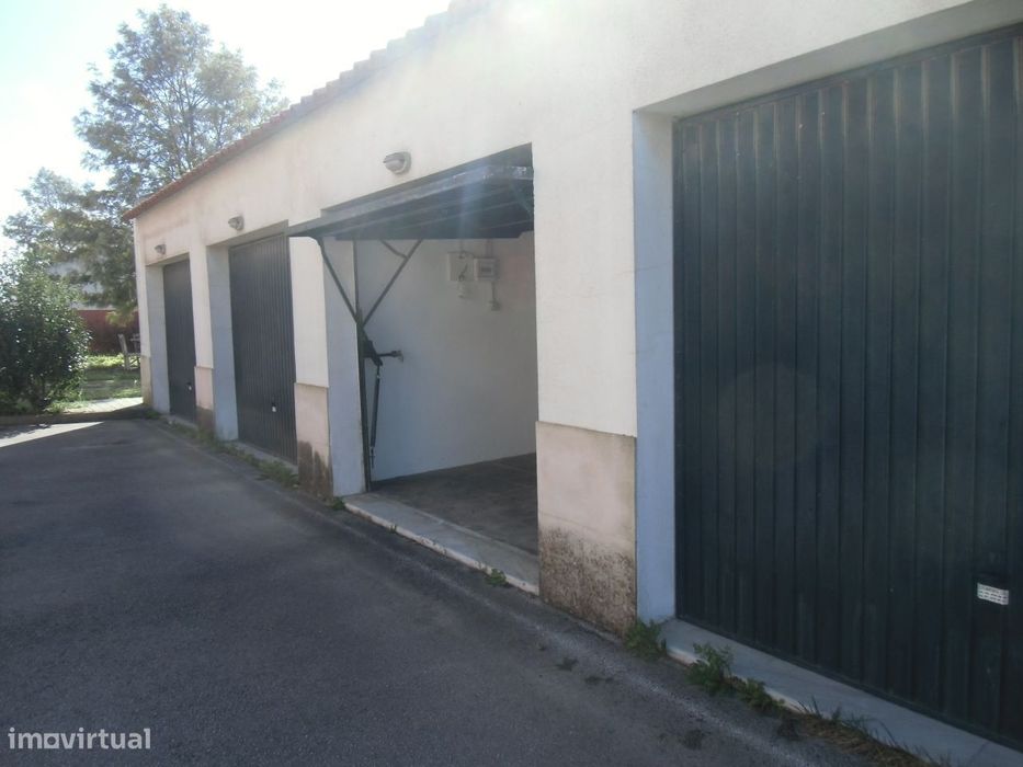 Garagem fechada Samouco