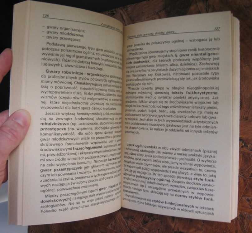 "Między nowymi a dawnymi laty. Eseje o języku" St. Dubisz