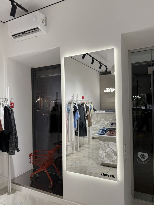 Настінне дзеркало з підсвіткою