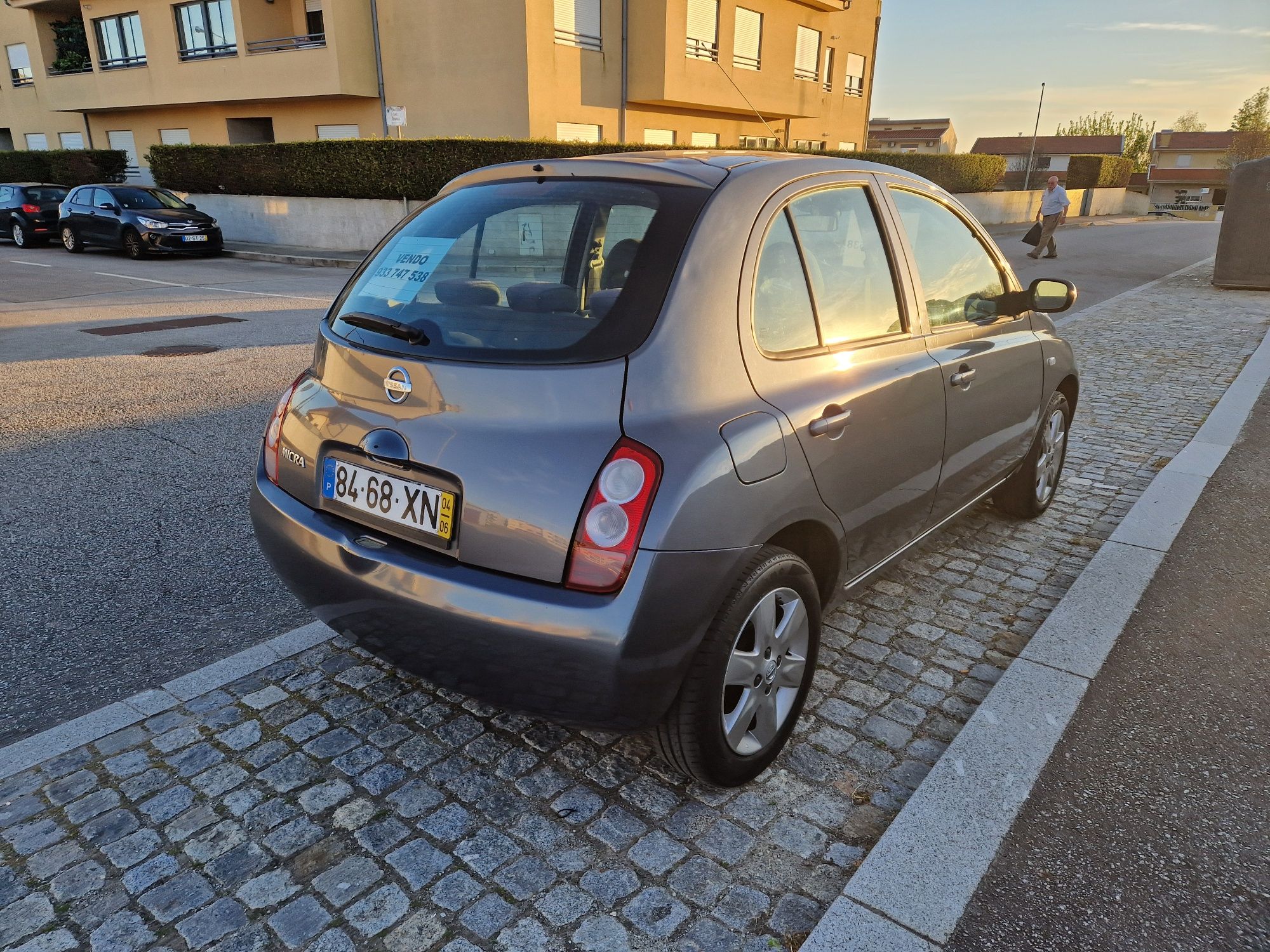 Nissan Micra 1.0  carro estimado ar condicionado, 2 chaves  e manuais,