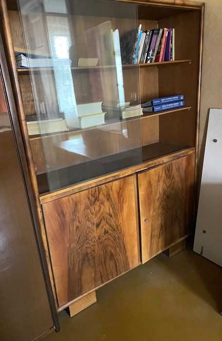 Szeroka komoda, regał, kredens PRL w dobrym stanie na poziomych nóżkah