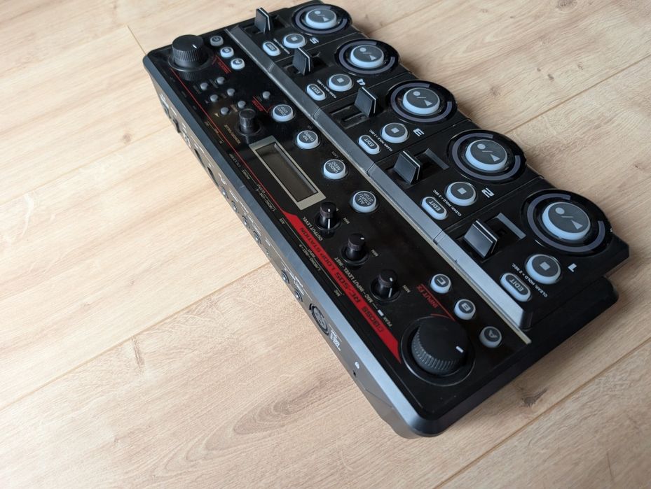 Boss RC505 looper. 5 kanałów plus efekty typu reverb. Rc 505