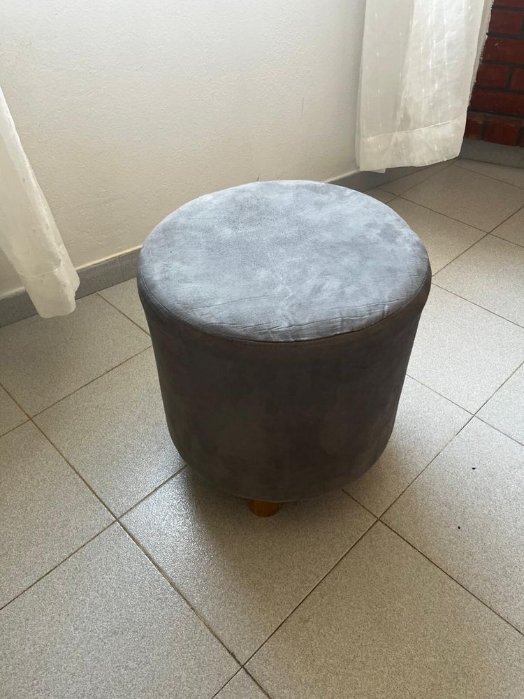 Puff cinzento semi novo 15 €